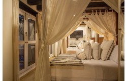 Chambre Deluxe avec lits jumeaux, balcon et vue sur la piscine